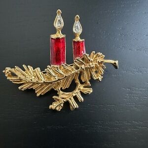 Women’s Christmas mistletoe with candles brooch